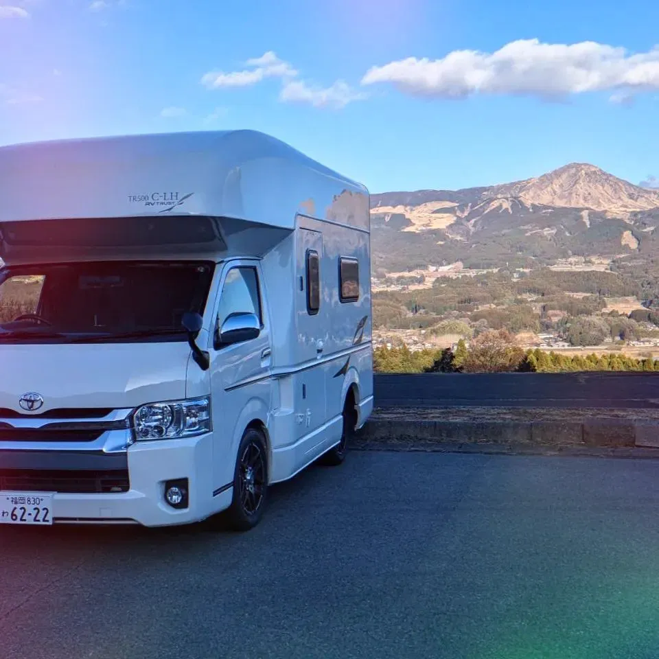 ハイエースベースの車でキャンピングカーです。